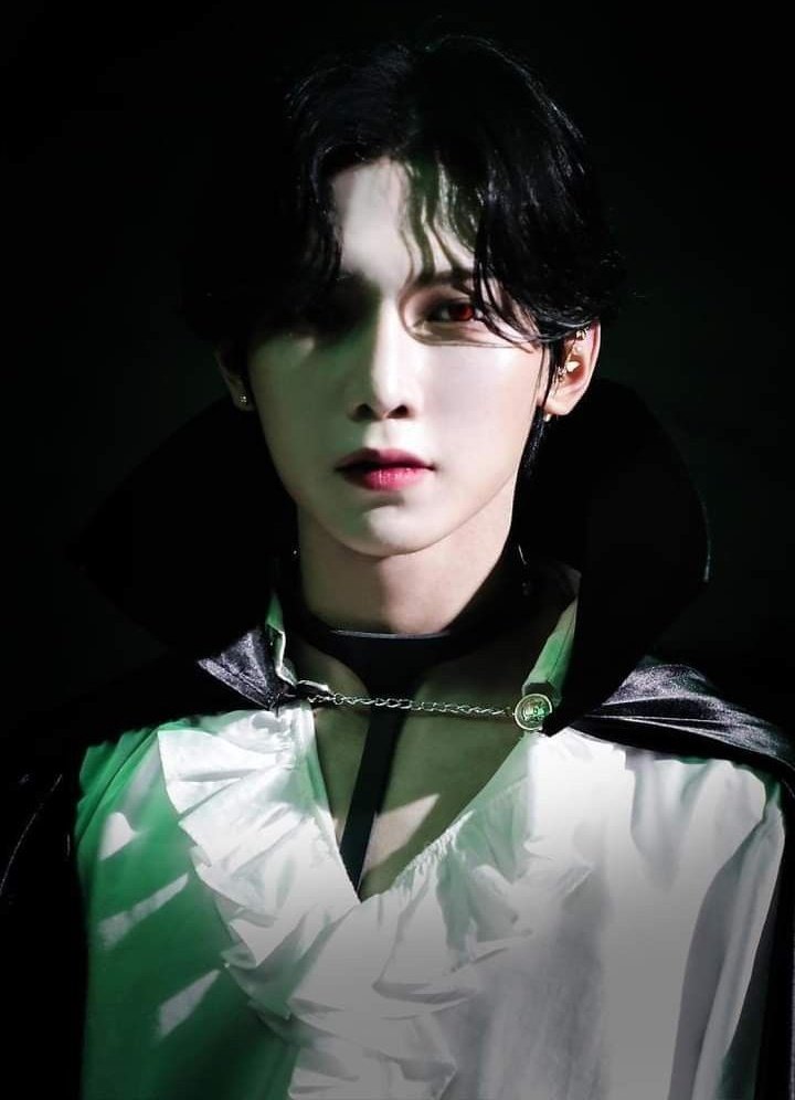 aboutstrwbrryeo's tweet photo. happy october to this pretty vampire https://t.co/6R05zVKQ83