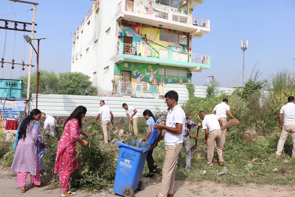 #SwachhatHiSeva was oragized hand in hand with *The Earth Saviours foundation* internationally recognized NGO at Bandhwari, Gurugram, under the chairmanship of Sh Sunil Kumar, Comdt 25 Bn.
 In Campaing The Team SSB was joined joined by aprox 200 civil populace and NGO team#Drive