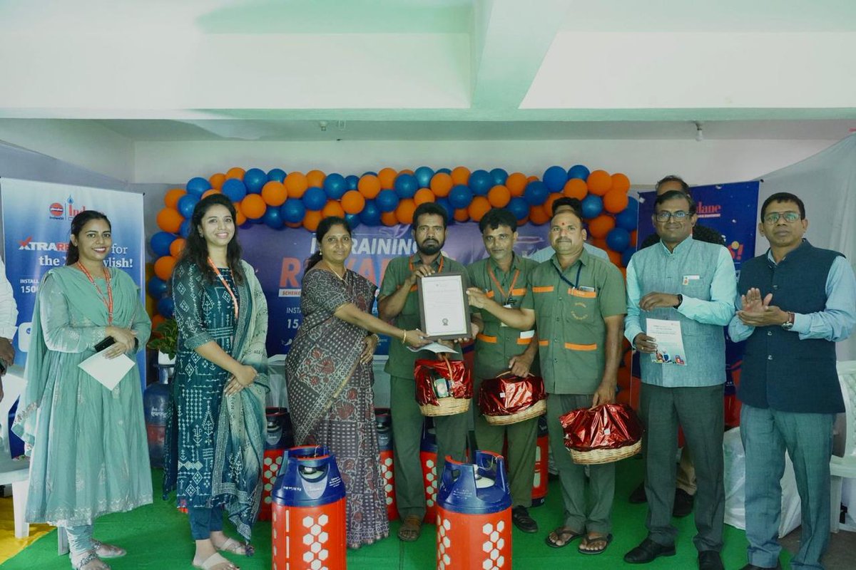 ioc_secbadao's tweet photo. Composite sales campaign was inaugurated at M/s Deepika Indane under Hyd I LSA by Smt. Yogaarani Suresh, SLH(TAPSO) in presence of , Shri. Sitesh Kishan,  DLSH(Sec IDO) and Shri. Subal Sai sir, DGM (LPG-S,TAPSO). https://t.co/JZ0MrihYzw