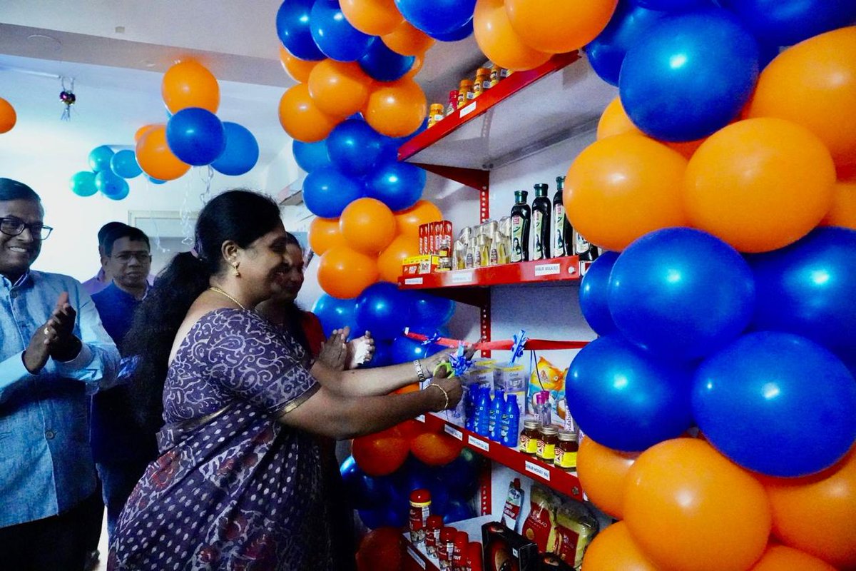 ioc_secbadao's tweet photo. Composite sales campaign was inaugurated at M/s Deepika Indane under Hyd I LSA by Smt. Yogaarani Suresh, SLH(TAPSO) in presence of , Shri. Sitesh Kishan,  DLSH(Sec IDO) and Shri. Subal Sai sir, DGM (LPG-S,TAPSO). https://t.co/JZ0MrihYzw