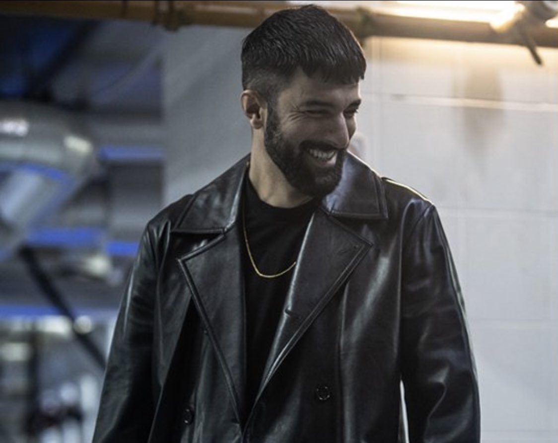 انجين اكيوريك خلف كواليس المسلسل 
#EnginAkyürek #TahirLekesiz 
#AdımFarah