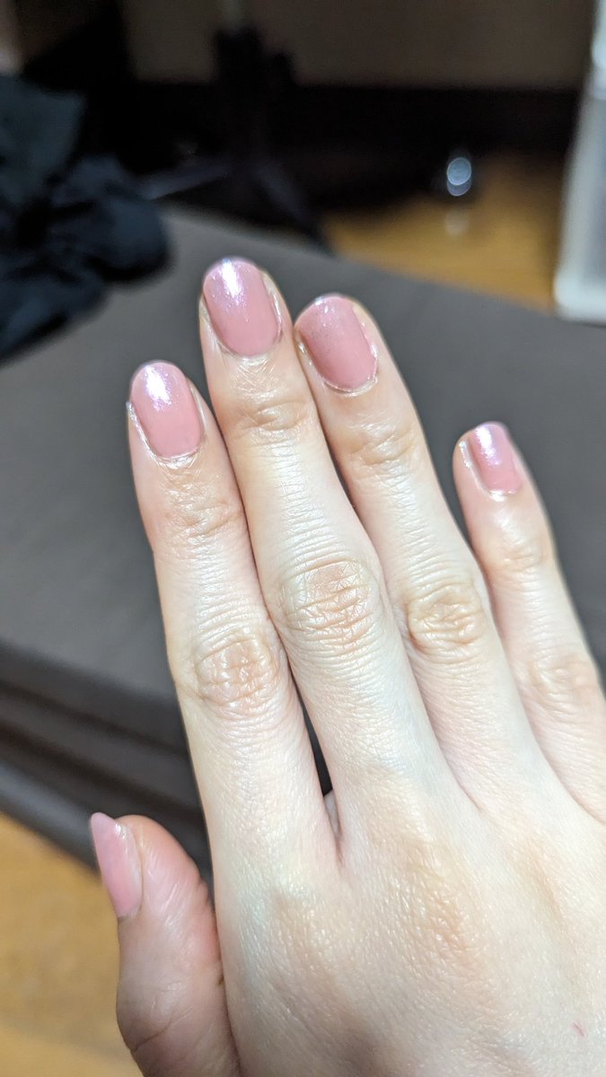 珍しくピンクのセルフネイル💅
美爪ネイルって言葉に惹かれて買って塗ってみたら思った以上にピーチピンク🍑でマットな質感。こーゆーのあんまり似合わないのでブルー系ラメをグラデーション風に塗ってみたら意外と良き✨