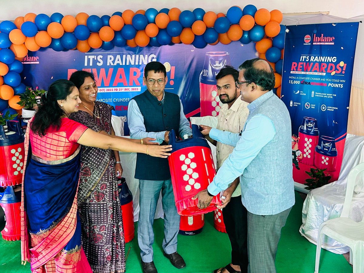 ioc_secbadao's tweet photo. Composite connections were issued to customers and Xtrarewards scheme explained with distribution of promotional pamphlets.NFR wall with ITC&amp;Dabur products was inaugrated by the officials.Excellent performing Delivery boys in digital parameters were  felicitated by the officials https://t.co/bfohHAZUBo