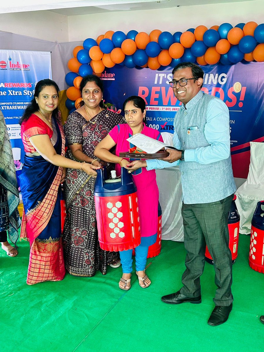 ioc_secbadao's tweet photo. Composite connections were issued to customers and Xtrarewards scheme explained with distribution of promotional pamphlets.NFR wall with ITC&amp;Dabur products was inaugrated by the officials.Excellent performing Delivery boys in digital parameters were  felicitated by the officials https://t.co/bfohHAZUBo