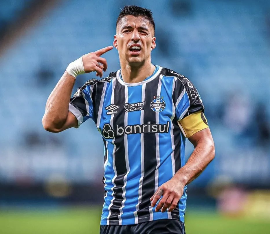 PasesUruguay's tweet photo. 📊 El 2023 de Luis Suárez en números:

👤 42 Partidos
⚽️ 20 Goles
👟 12 Asistencias

Jugador uruguayo con más goles en el mundo en el año🔝

La Bestia más vigente que nunca 🔥 https://t.co/qTDYoUmavU