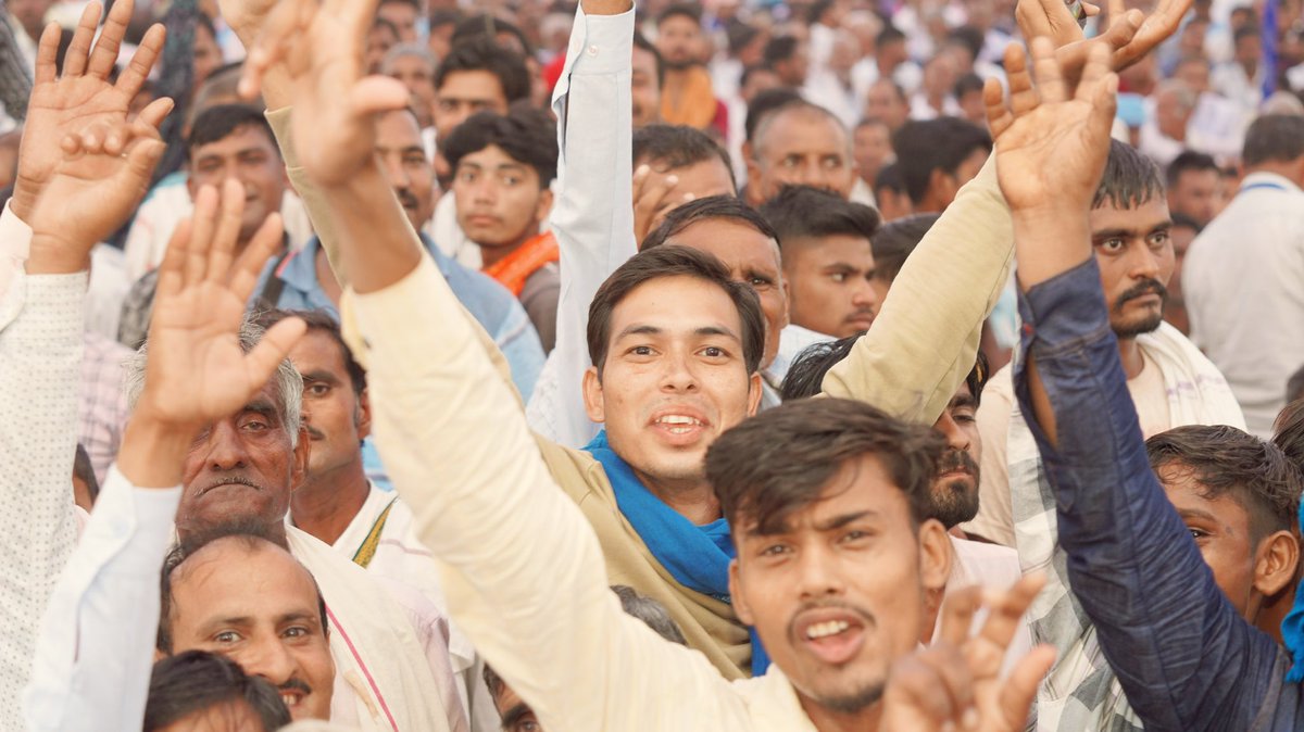 AnandAkash_BSP's tweet photo. मुरैना में आयोजित "विशाल कार्यकर्ता सम्मेलन" में बीएसपी के कार्यकर्ताओं का उमड़ा जनसैलाब परिवर्तन की लहर लेकर आ रहा है। खासतौर से इस सम्मेलन में जिस तरह से युवा साथियों ने बढ़ चढ़ कर हिस्सा लिया वो बेहद ही उत्साहजनक रहा। 

आदरणीय बहन @mayawati जी ने कई बार इस बात पर जोर दिया है कि पार्टी में 50% भागीदारी युवाओं की होनी चाहिए और आज मुरैना में युवा साथियों का जोश देख साफ लग रहा है कि इस बार मध्य प्रदेश में नीला झंडा, हाथी निशान अपना जादू दिखाने वालाा है। 

जय भीम, जय भारत।