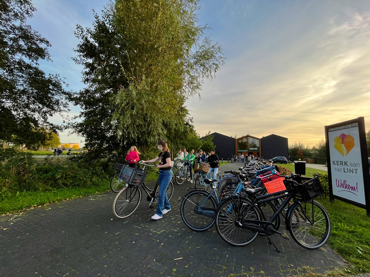 Met een warm en hoopvol hart maakte ik vanavond bij de kerk deze foto’s. Onze tieners stapten op de fiets om in kleine groepjes op bezoek te gaan bij oudere gemeenteleden (50+‘ers) en met hen te praten over kerk en geloof. Gewoon doen, dat #samenjong.

 #jeugdwerk #teensup