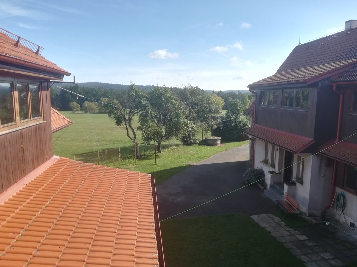 hrzinap's tweet photo. #Temesvar @CVUTFEL není zase tak špatné QTH. 50m LW s 1:16 UnUn (ta modrá vzdadu) , QRP 9W  
Možná by stálo za to, kdyby jsme se spolu s členy OK1KUR pokusili o instalaci nějakého menšího anténího systému 😉 https://t.co/RQdslk6Mnn