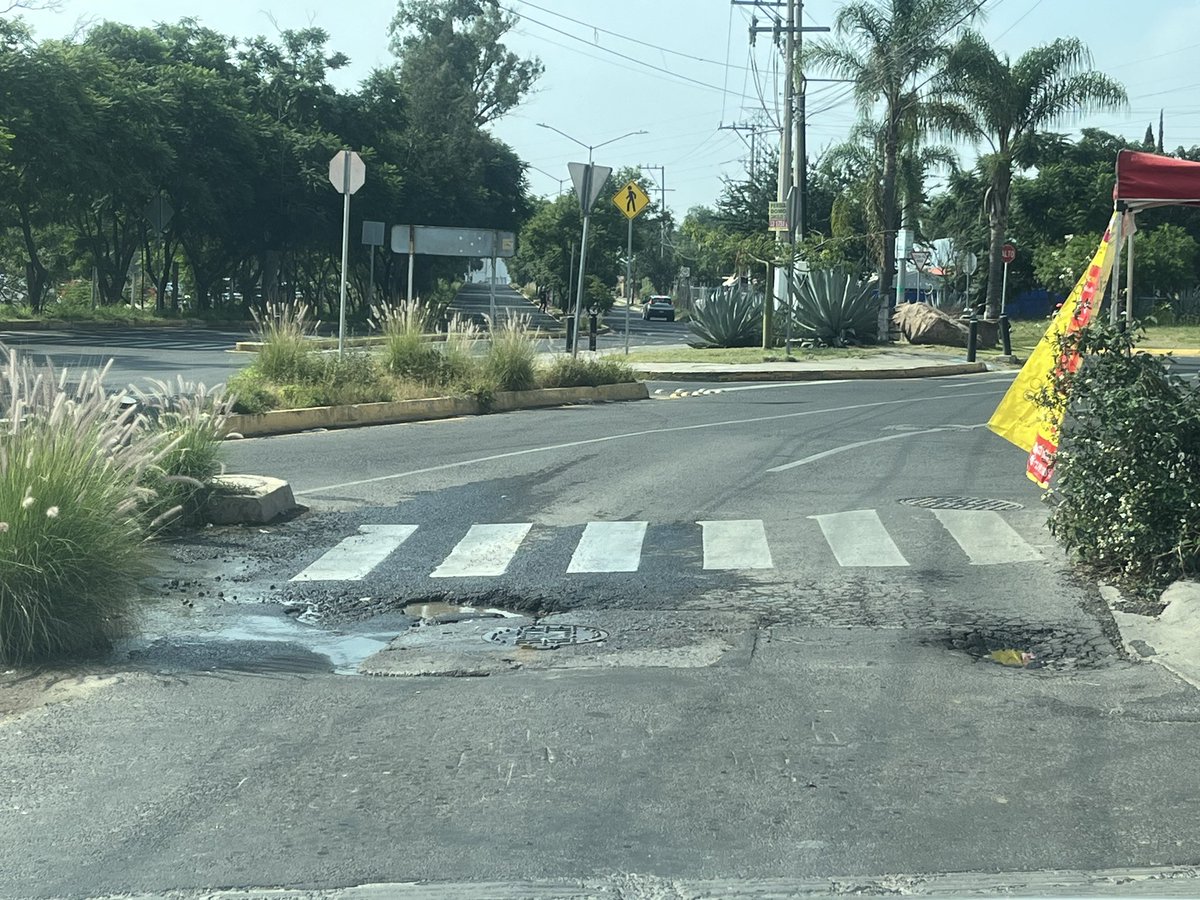 luisdavidglez's tweet photo. @siapagdl  tenemos una fuga de aguas negras en Av Acantilado y Av San Isidro afuera del Oxxo cañadas en @ZapopanGob 
  Urgente reparar.  ES UN FOCO DE INFECCIÓN https://t.co/YeyLv1tDYl