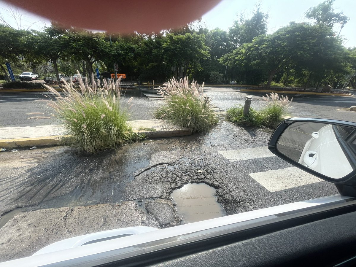 luisdavidglez's tweet photo. @siapagdl  tenemos una fuga de aguas negras en Av Acantilado y Av San Isidro afuera del Oxxo cañadas en @ZapopanGob 
  Urgente reparar.  ES UN FOCO DE INFECCIÓN https://t.co/YeyLv1tDYl