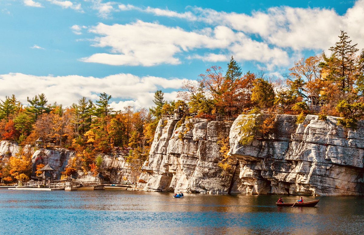 Amerika'da sonbaharın eşsiz güzelliklerinden bir kare. 🍁 Hudson Vadisi'nde, Lake Mohonk'taki Skytop Kulesi'nden altı eyalete yayılan kırmızı, turuncu ve sarı tonlarını görebilirsiniz. En parlak sonbahar renkleri için Ekim ayının ikinci ve üçüncü haftalarını kaçırmayın! #Hudson