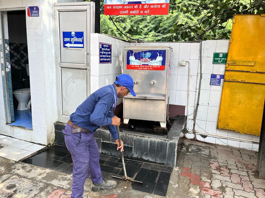 Manohar Lal (@manoharhpcl) on Twitter photo Ek Tareekh, Ek Ghanta,
Ek Saath #ShramDaan
Swacchta Hi Sewa Campaign
launched at M/s. R D Motors, Jasola, Delhi. Administration of Swachhta pledge & spreading importance of cleanliness & hygiene.
#HPCL
<a href="/hpcl/">Hindustan Petroleum Corporation Limited</a>
<a href="/hpcl_retail/">Mera HP Pump</a> <a href="/Avinashhpcl/">Avinash Jain</a> <a href="/Rg03Goel/">Rajeev Goel</a> <a href="/HpclNz/">HPCL_NZ</a> <a href="/anju_misra/">Anju Jai Misra</a>
<a href="/HPCL_Delhi/">Mera HP Pump Delhi</a> Ek Tareekh, Ek Ghanta,
Ek Saath #ShramDaan
Swacchta Hi Sewa Campaign
launched at M/s. R D Motors, Jasola, Delhi. Administration of Swachhta pledge & spreading importance of cleanliness & hygiene.
#HPCL
<a href="/hpcl/">Hindustan Petroleum Corporation Limited</a>
<a href="/hpcl_retail/">Mera HP Pump</a> <a href="/Avinashhpcl/">Avinash Jain</a> <a href="/Rg03Goel/">Rajeev Goel</a> <a href="/HpclNz/">HPCL_NZ</a> <a href="/anju_misra/">Anju Jai Misra</a>
<a href="/HPCL_Delhi/">Mera HP Pump Delhi</a>