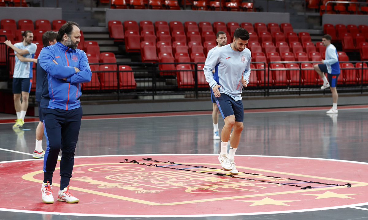 César Velasco (@cesillas10) on Twitter photo Muy contento de poder estar con la <a href="/sefutbol/">Selección Española Masculina de Fútbol</a> en los dos partidos ante Eslovenia para la clasificación al Mundial
!VAMOOS! 🇪🇸 Muy contento de poder estar con la <a href="/sefutbol/">Selección Española Masculina de Fútbol</a> en los dos partidos ante Eslovenia para la clasificación al Mundial
!VAMOOS! 🇪🇸