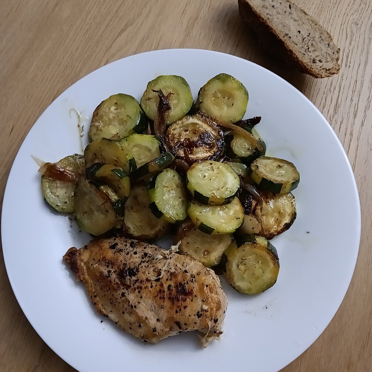 ChatCuit's tweet photo. Poulet courgettes https://t.co/gqs4CbdMON