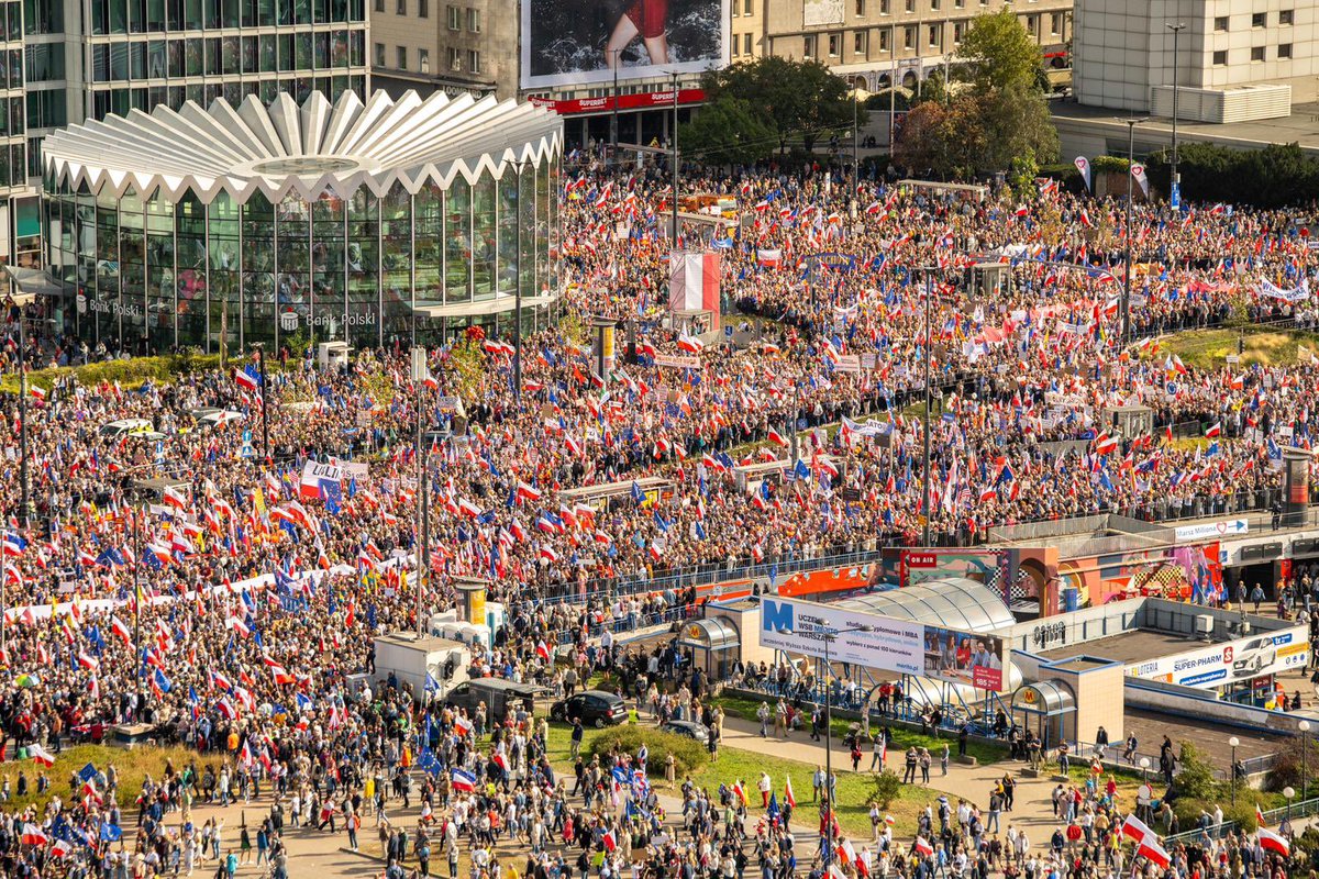 Monika_Kurowska's tweet photo. Mój dzień #MarszMilionaSerc pełnych nadziei, wdzięczności i radości z bycia wspólnotą🇵🇱🇵🇱🇵🇱 chyba żyję w innym kraju niż prezes i jego kot, a prawie jesteśmy sąsiadami 😃 inne planety i kosmici są wśród nas 🤣 https://t.co/MMZ931FUTG