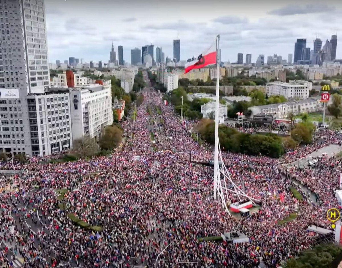 Monika_Kurowska's tweet photo. Mój dzień #MarszMilionaSerc pełnych nadziei, wdzięczności i radości z bycia wspólnotą🇵🇱🇵🇱🇵🇱 chyba żyję w innym kraju niż prezes i jego kot, a prawie jesteśmy sąsiadami 😃 inne planety i kosmici są wśród nas 🤣 https://t.co/MMZ931FUTG