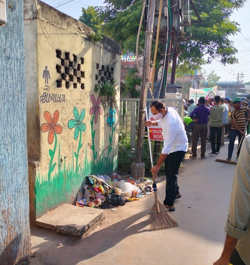 #SwachhataHiSeva #SwachhtaPakhwada આજરોજ 'સ્વચ્છતા હી સેવા' માસ અન્વયે બોરસદ નગરપાલિકા વિસ્તારમાં 'એક તારીખ, એક  કલાક' સૂત્ર સાથે  જન પ્રતિનિધિશ્રીઓ, સરકારી કર્મચારીઓ અને શહેરીજનો દ્વારા શ્રમદાન આપવામાં આવ્યું. <a href="/CMOGuj/">CMO Gujarat</a> <a href="/CollectorAnd/">Collector and DM Anand</a> @MahitiAnand <a href="/swachhbharat/">Swachh Bharat Mission - Grameen</a>