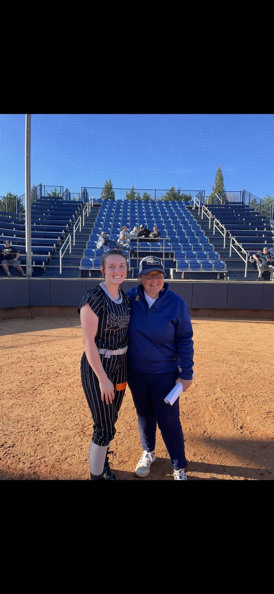 eden_muncy's tweet photo. Officially a Buc!!💛💙 https://t.co/LdGwZk42RA