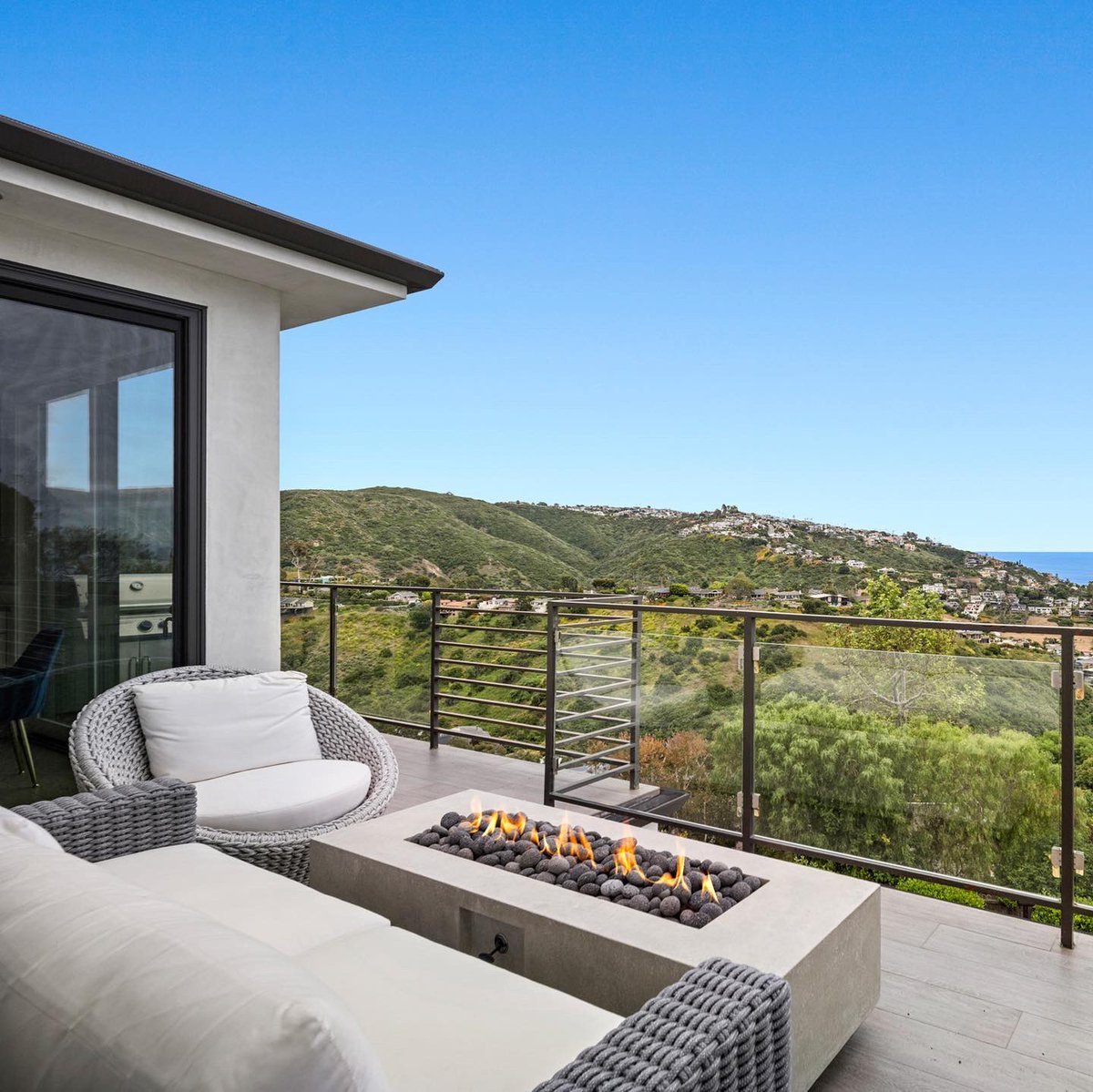 NEW PRICE |📍1797 TEMPLE HILLS, LAGUNA BEACH

Call us to book a private tour at 949-922-9552⁣⁣⁣
⁣⁣⁣livelrealestate.com⁣⁣⁣⁣⁣⁣⁣

#1797TempleHills #newprice #lagunabeach #location #livingroom #realestate #beach #homesweethome #homes #oceanviews