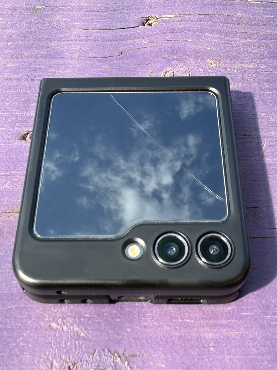 Whitestone Dome Tempered glass saved the day again. No idea what I was doing when I dropped it, but it happened. <a href="/whitestonedome/">WhitestoneDome #1 Amazon screen protector</a> 

#whitestonedome #samsung #galaxyzflip5