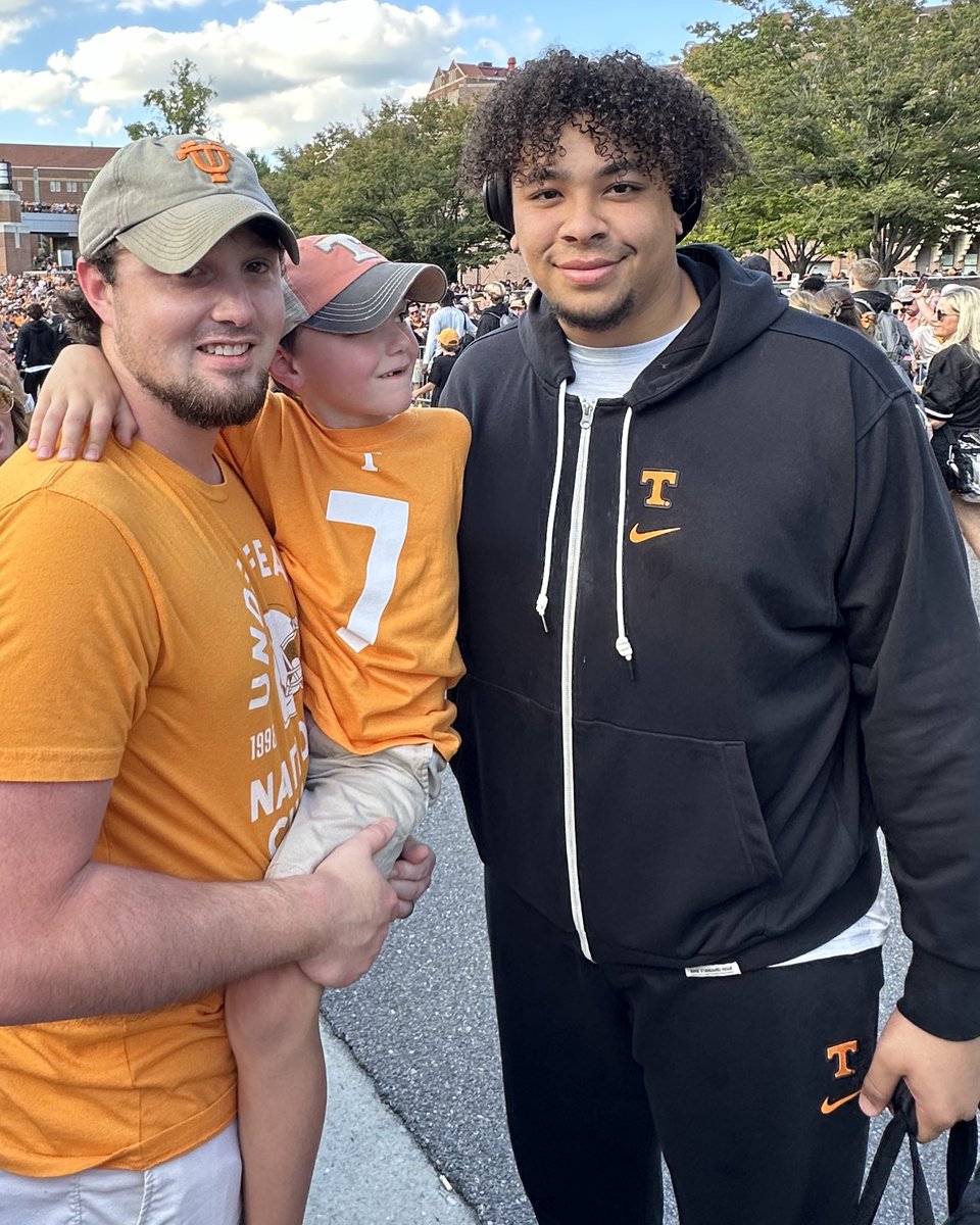 MrsLambert2014's tweet photo. Such a great day yesterday🧡. Vols won and Knox got to meet @54jeremiah54! You made his day and hasn’t stop talking about it. Go Vols! 🧡🏈🍊 #GoVols #vfl https://t.co/YPMzyXO6HZ