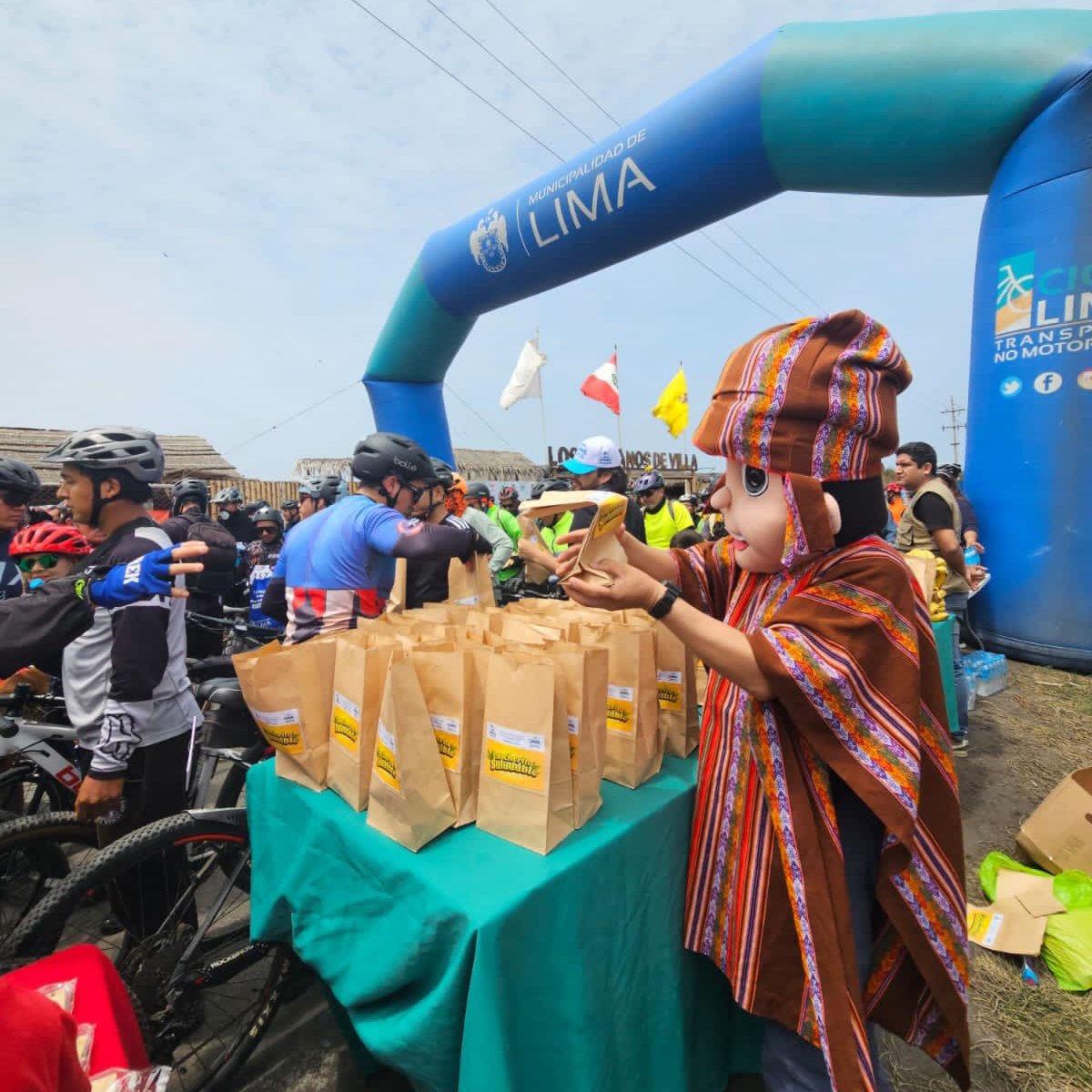 🚴‍♀️ EMMSA se sumó hoy a "Pedaleando por el Humedal", en los maravillosos Pantanos de Villa y celebró a cada ciclista que cruzó la meta obsequiando "loncheritas saludables". Pero no solo eso, también tuvimos la oportunidad de mostrar la riqueza de productos que el GMML ofrece.