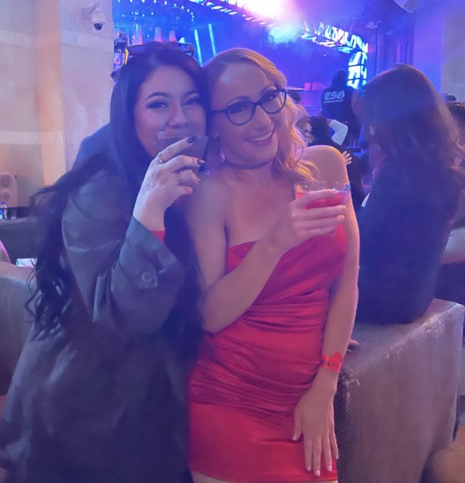 Out with my favorite people in the world 🥰🥰💖💖 Thank you for joining me for one of the best nights of<a href="/tag/queenshit"class="tags"><span>#queenshit</span></a><a href="/tag/bossbabesgetstagetables"class="tags"><span>#bossbabesgetstagetables</span></a>