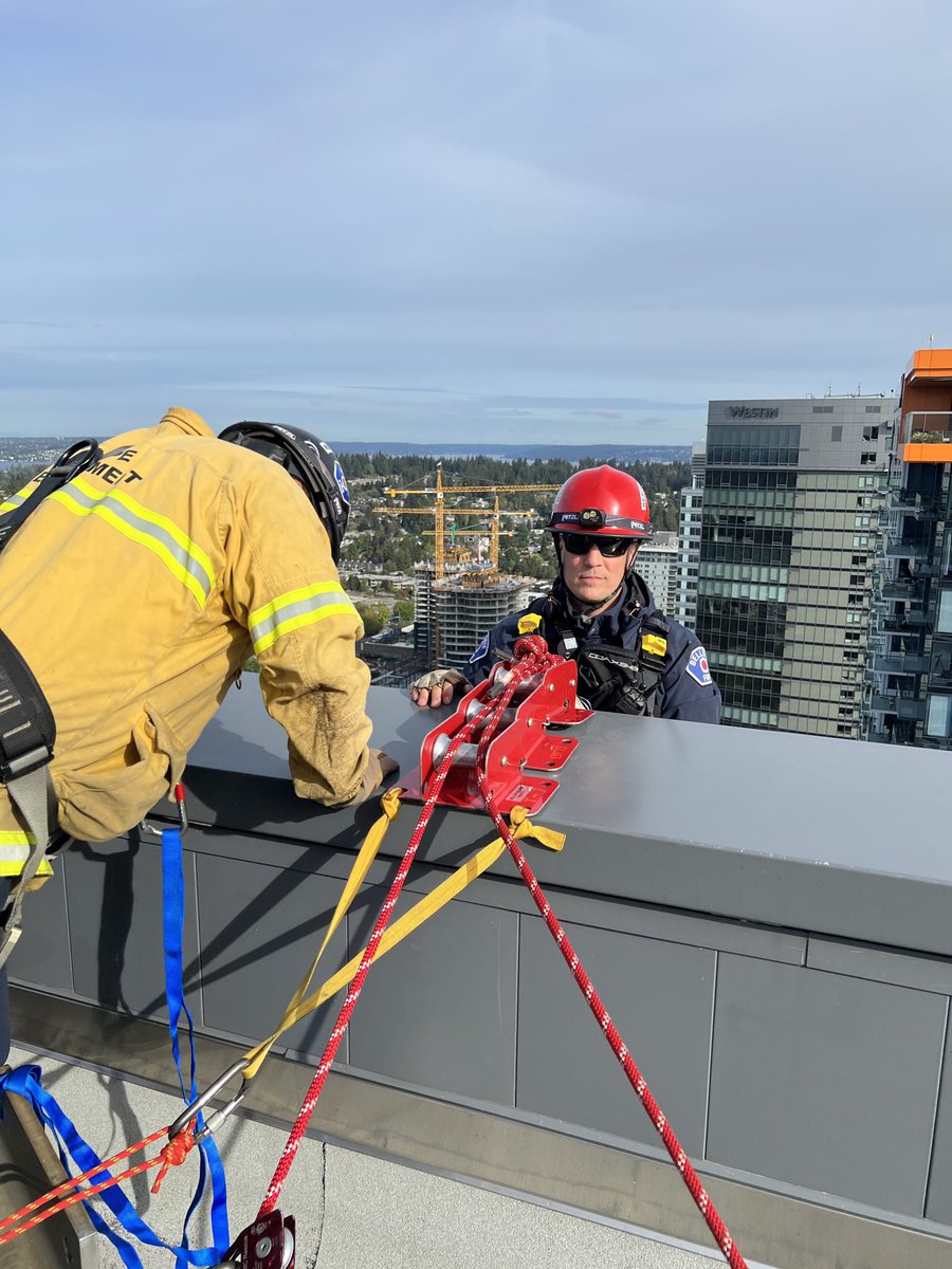 BvueFD's tweet photo. Bellevue Fire rope rescue technicians will be dangling from the side Lincoln Square South today. This training is invaluable and helps our teams practice in real world situations. https://t.co/tdGkLr34BJ