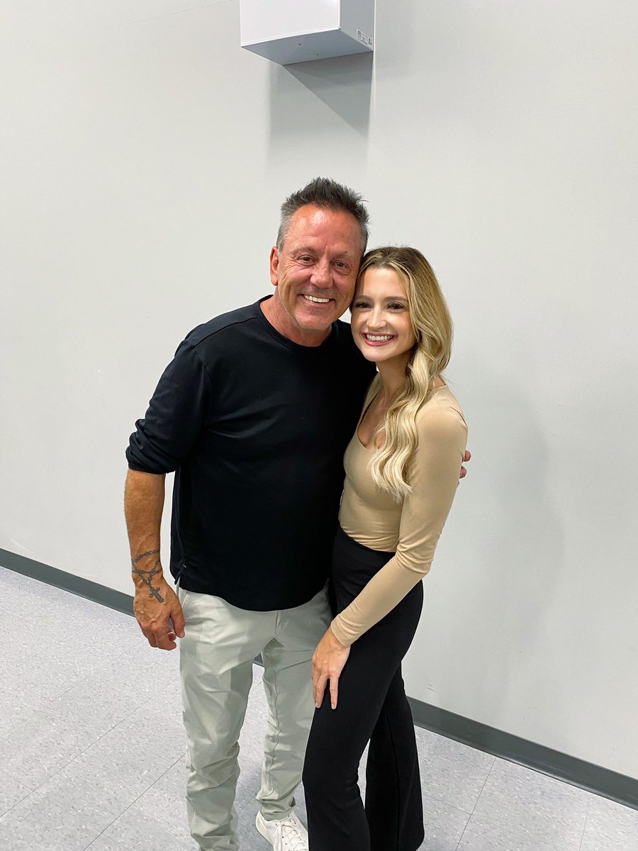 britdort's tweet photo. Thanks to the town of Deloraine, MB for having me out to MC their Sportsman Dinner. It was a pleasure to be alongside Doug Gilmour for the evening. 🏒 https://t.co/mqRmzgVTx3