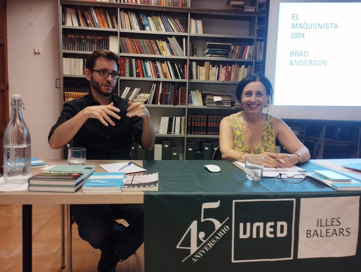 UNEDIlles's tweet photo. Éxito de participación en #literanit. Muchas gracias a todos los que habéis venido a la charla de @djtorres86 y @juditvegaa organizada por @UNEDIlles https://t.co/KSZHsKJ9TI