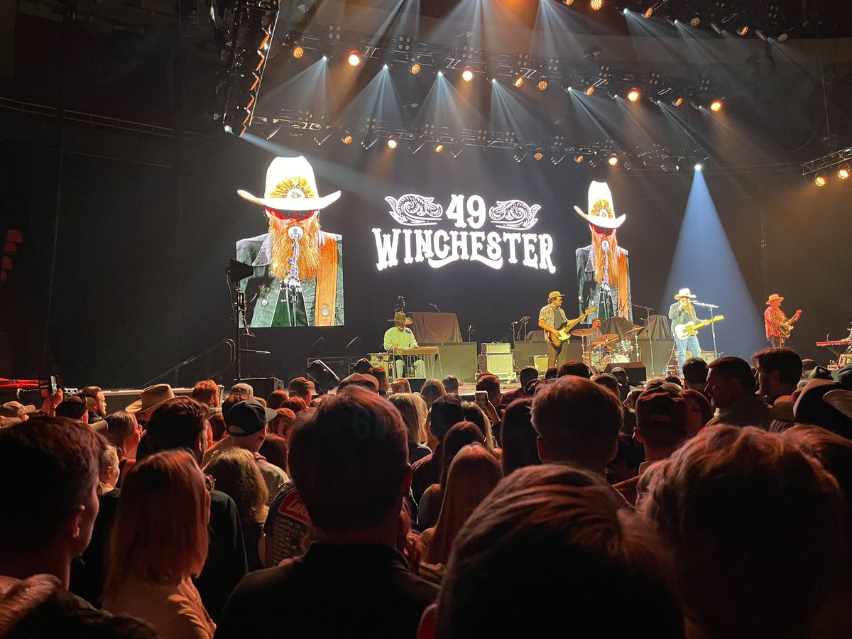 BuffyBrogren's tweet photo. @lofvendahlmedia @theryman Samtidigt på Globen 😃 https://t.co/ZRjGhghBva