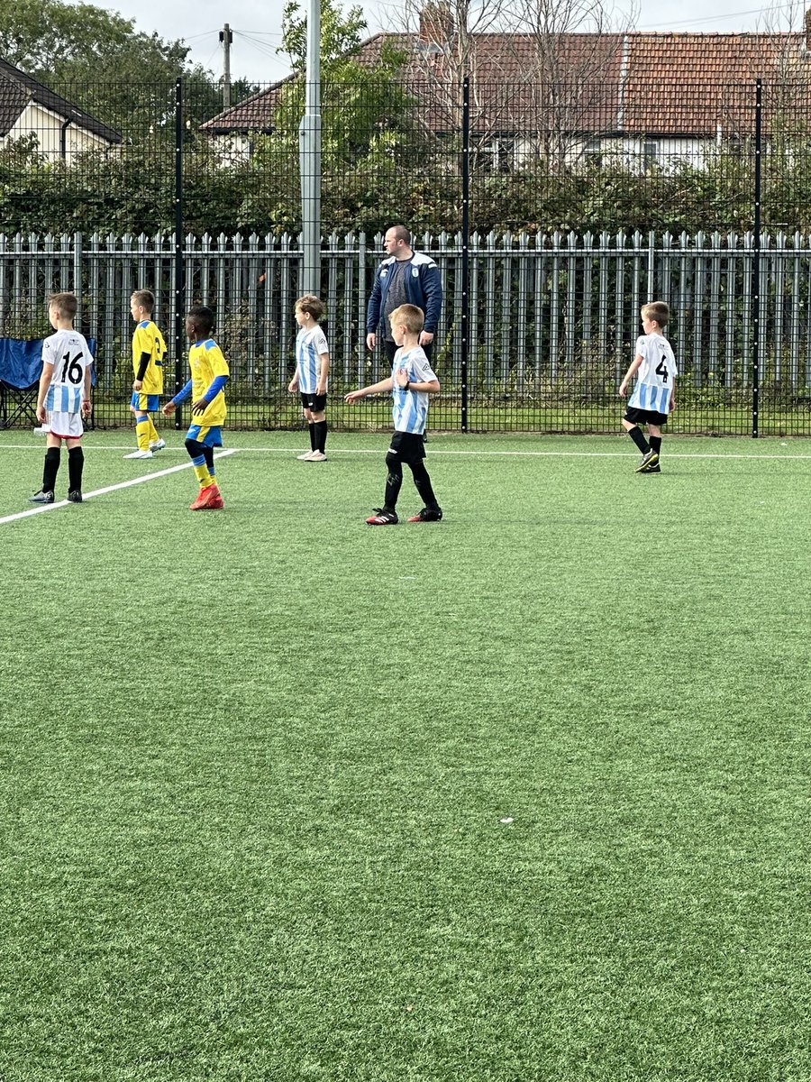 EmmaVernalxox's tweet photo. Trust me to put Elliott in the wrong top today 🤦🏼‍♀️ ended up borrowing the tops from the goal keepers 😂 Another win for the boys! 🔵⚪️ https://t.co/o7jqPemdoo