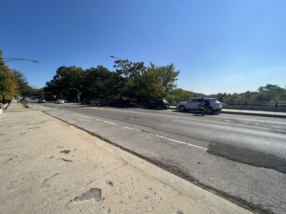 balupuppy's tweet photo. As per the usual little league parents parking in bike lane eastbound at legions park/north channel. @50thWardChicago @ChicagoCAPS20 @ChicagoParks 

#EveryWeekend: remember, @40thforward https://t.co/o3DHy2uiwH