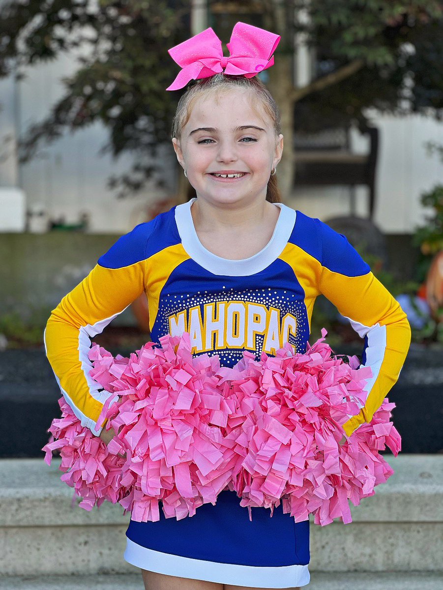 CaiteeDonovan's tweet photo. On Sundays, we cheer! #OctoberGames #BreastCancerAwarenessMonth #GoMahopac ๐๐๐ https://t.co/4KJSXaPsyP