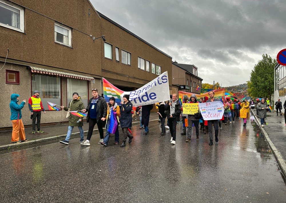 TheNorskaPaul's tweet photo. At the ‘Top of the World’ - where the Barents sea meets the Arctic Ocean - lies Norwegian port town of Kirkenes.
It’s on Russo-Finland border & last Saturday celebrated #BarentsPride (don’t laugh🙄)
The theme was “Quest for freedom & love” & Mayor Rune Rafaelsen led a parade😁 https://t.co/W4F5SGZKt2