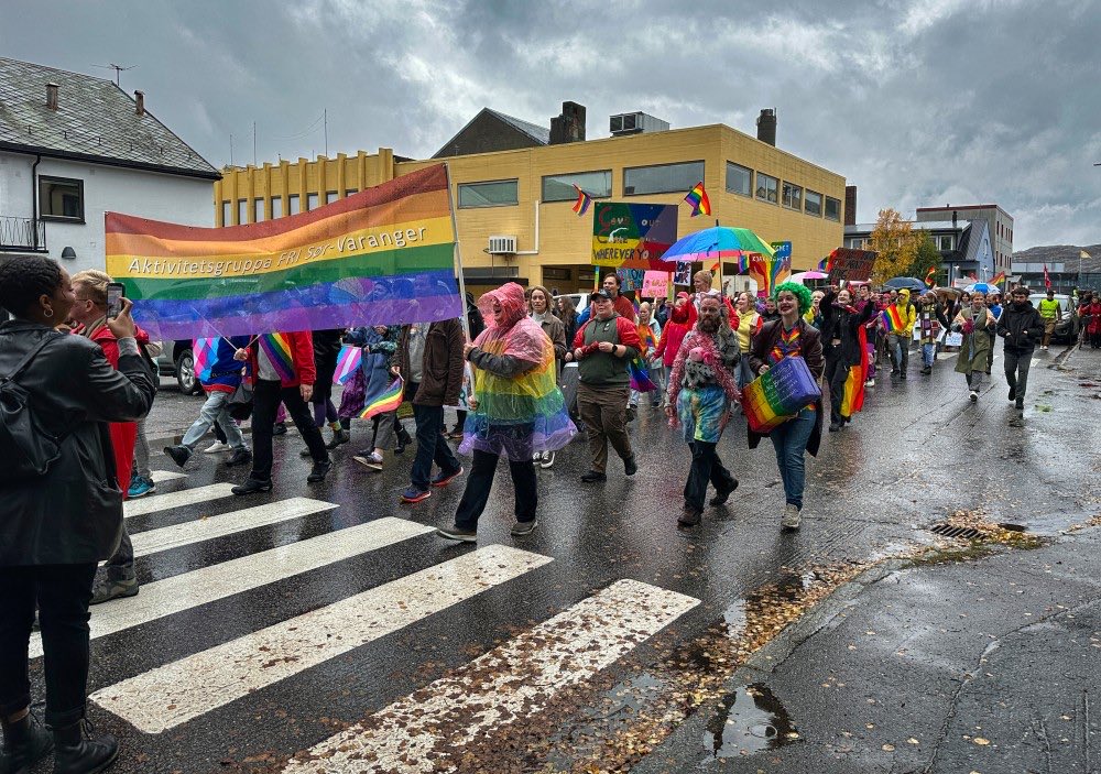 TheNorskaPaul's tweet photo. At the ‘Top of the World’ - where the Barents sea meets the Arctic Ocean - lies Norwegian port town of Kirkenes.
It’s on Russo-Finland border & last Saturday celebrated #BarentsPride (don’t laugh🙄)
The theme was “Quest for freedom & love” & Mayor Rune Rafaelsen led a parade😁 https://t.co/W4F5SGZKt2