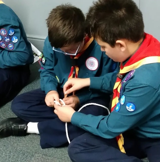1stHardingstone's tweet image. Team work makes the dream work! Our older scouts share their skills with the newer members.
#skillsforlife #teamwork #scoutskills #knots #mentors #hardingstone