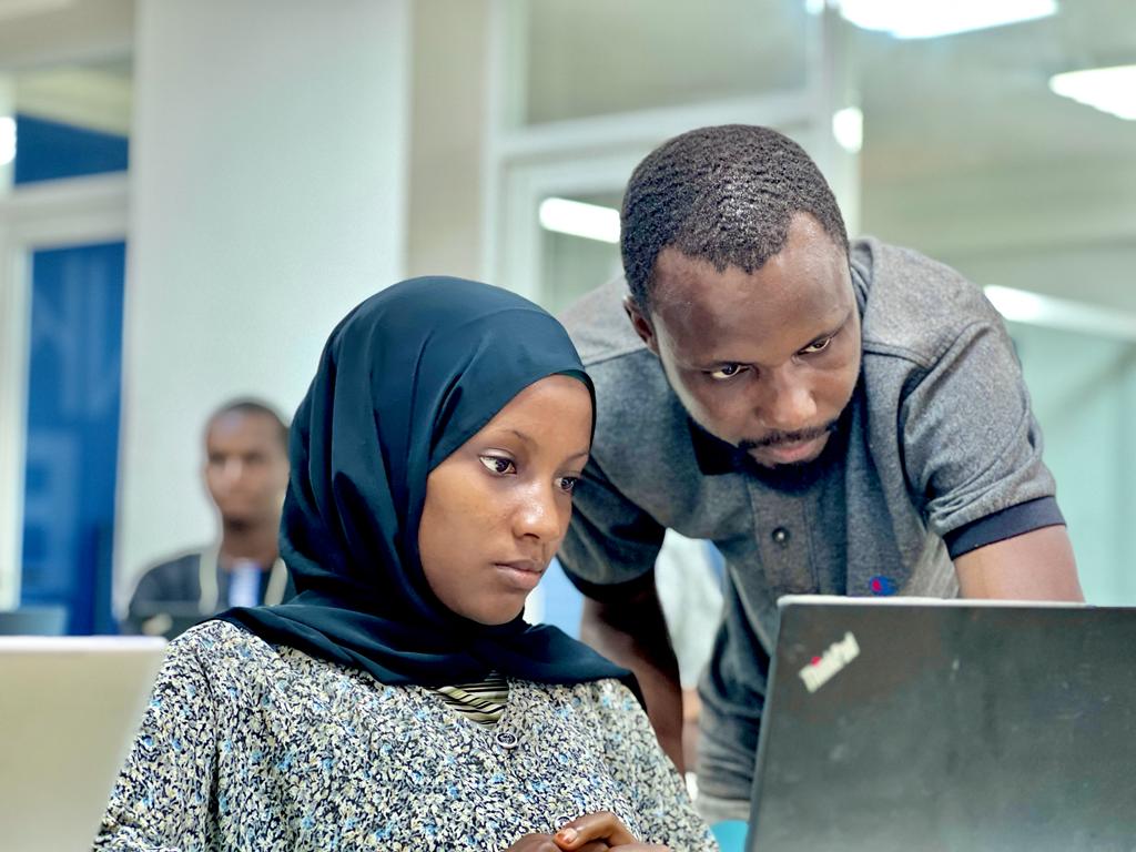 HubNimba's tweet image. 🚀 Retour sur notre dernier Meetup sur le thème « Flutter : Le Futur du Développement d&apos;Applications Mobiles! »  en collaboration avec @devscomgn 
C&apos;était une journée riche en découvertes et en échanges sur #Flutter

#NimbaHub #MeetupTech #Flutter #DéveloppementMobile #RéseauTech