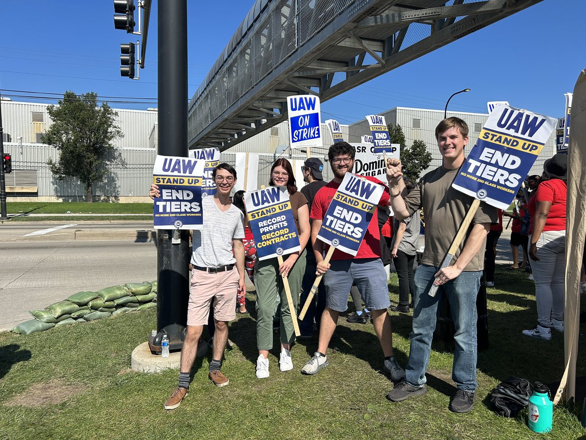 UChicagoDSA's tweet photo. UChicago Ydsa out in support of the autoworkers on strike! https://t.co/0DhegY0p5s
