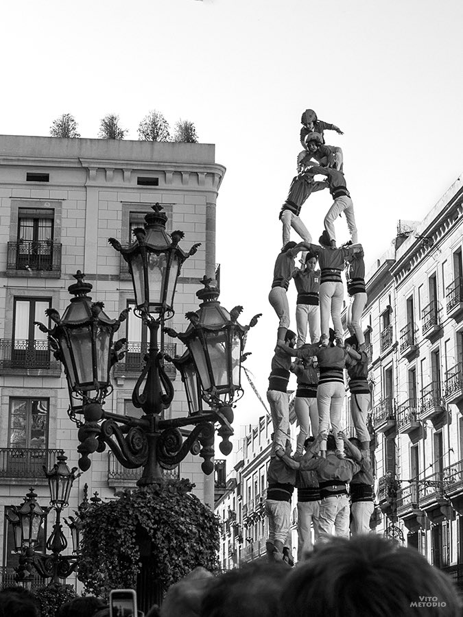 Castellers - instagram.com/vitometodio 

#castellers #humantowers #urbanstreet #streetphotography_bw #street