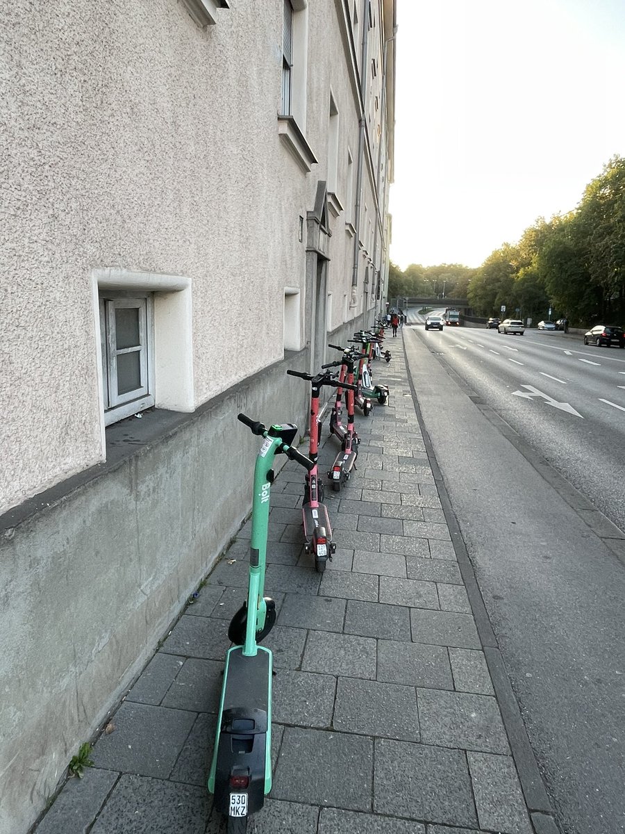 Lutz_Markus's tweet photo. Schafft ihr es, Eure E-Scooter, die seit zwei Stunden illegal an der Baumgartnerstraße in #München-#Sendling Fußgänger und Radfahrer blockieren, innerhalb von 30 Minuten abzuräumen? @tier_mobility @voitechnology @boltapp. #Bußgelder würden helfen @StadtMuenchen. #Oktoberfest https://t.co/Ee8Mm5uF4n