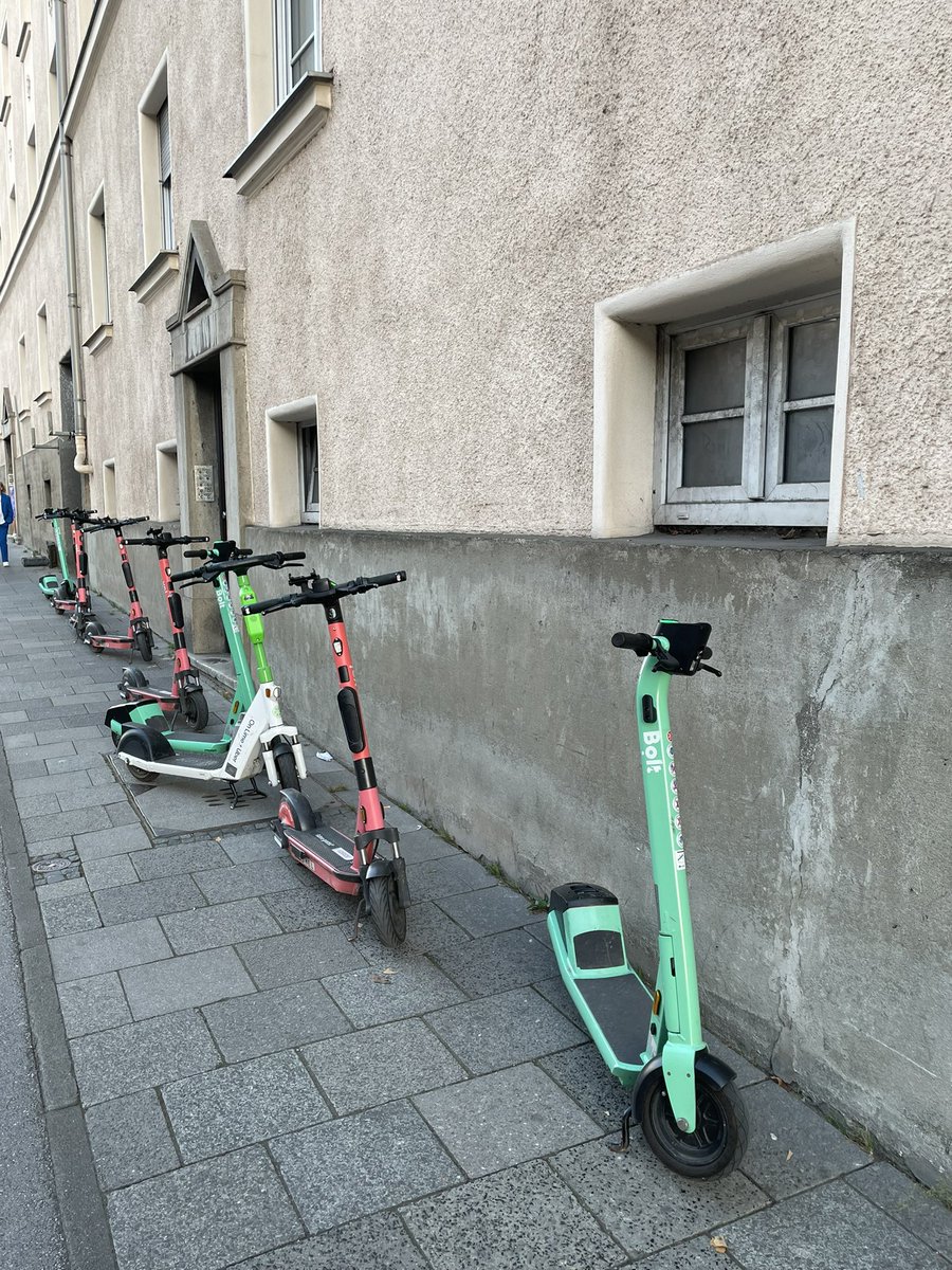 Lutz_Markus's tweet photo. Schafft ihr es, Eure E-Scooter, die seit zwei Stunden illegal an der Baumgartnerstraße in #München-#Sendling Fußgänger und Radfahrer blockieren, innerhalb von 30 Minuten abzuräumen? @tier_mobility @voitechnology @boltapp. #Bußgelder würden helfen @StadtMuenchen. #Oktoberfest https://t.co/Ee8Mm5uF4n