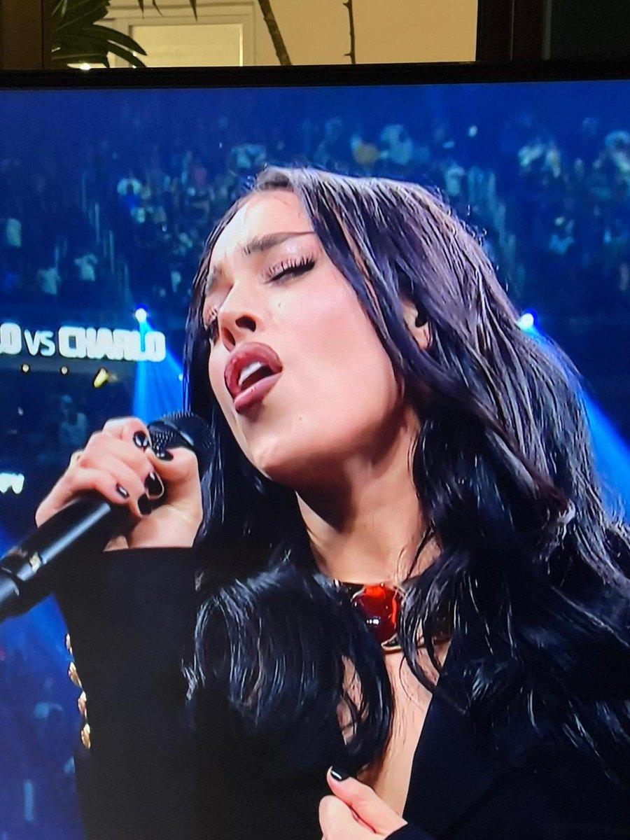 Reporte_Indigo's tweet photo. Danna Paola se volvió tendencia por su interpretación del Himno Nacional en la pelea de Canelo contra Charlo, ¿te gustó su interpretación? 
❤️ FAV | No
🔁 RT   | Sí https://t.co/yen85V04Pn