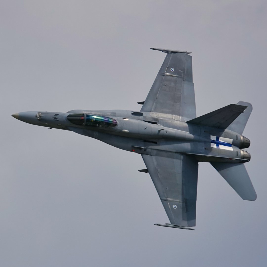 Michaelflying28's tweet photo. Finnish Air Force Fighter Squadron 11 McDonnell Douglas F/A-18C Hornet HN-411 displaying at RIAT 23.

#riat #raffairford #airtattoo #finnishairforce #ilmavoimat #f18 #f18hornet #fa18 #fa18hornet #f18c #fa18c #f18chornet #fa18chornet #f18hornets #boeingfa18hornet #boeing https://t.co/6GzsRGAc8V