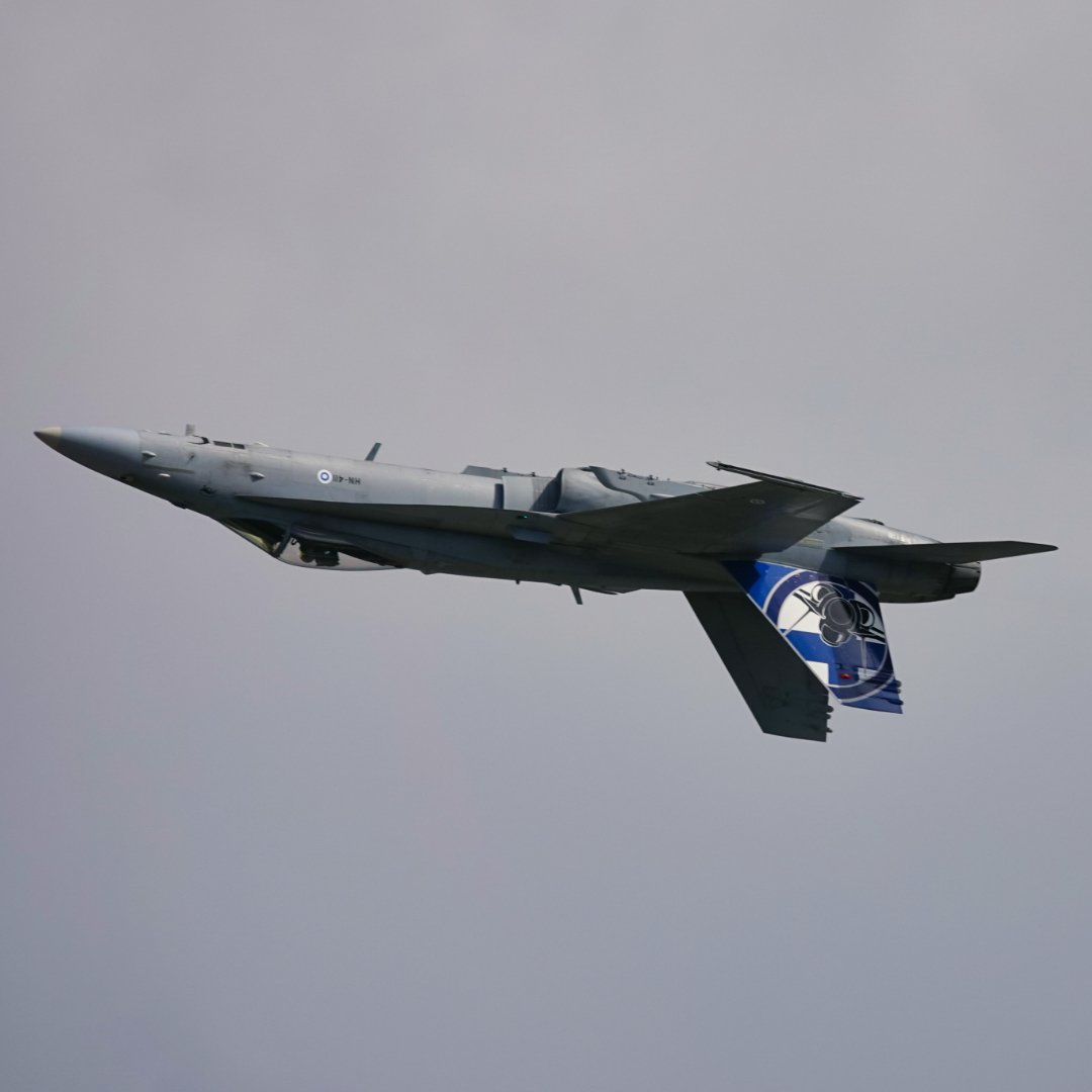 Michaelflying28's tweet photo. Finnish Air Force Fighter Squadron 11 McDonnell Douglas F/A-18C Hornet HN-411 displaying at RIAT 23.

#riat #raffairford #airtattoo #finnishairforce #ilmavoimat #f18 #f18hornet #fa18 #fa18hornet #f18c #fa18c #f18chornet #fa18chornet #f18hornets #boeingfa18hornet #boeing https://t.co/6GzsRGAc8V