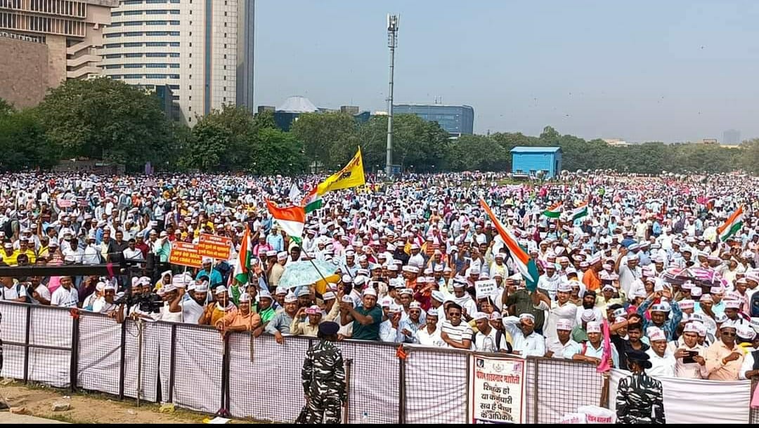mohitkumarBtc13's tweet photo. सारा भारत डोल रहा हैं,
पुरानी पेंशन पेंशन बोल रहा हैं !
मंजिलों की फितरत है कि वह चल कर नहीं आती।
वीर तुम बढ़े चलो ,धीर तुम बढ़े चलो!!  #पेंशनशंखनादमहारैली 
#WeWantOPS 
#पुरानी_पेंशन_बहाल_करो #RestoreOldPension @NmopsInd
@vijaykbandhu
@Mauryapankaj79
@SuryawaSingh https://t.co/CMki434BOK