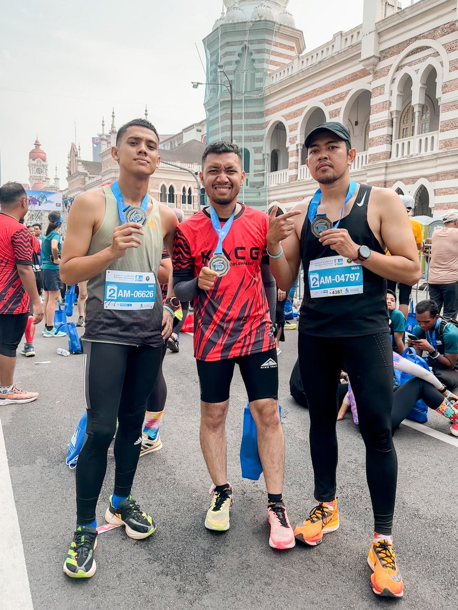 October #1 - KL Standard Chattered Marathon. 3rd official marathon (event)
Planning to break sub4hr w/ ma bois. Jumpa Moose dengan @mukrizafif je 😂
Tkde luck hit target harini tp alhamdulillah shave 3 minit PB 🤲🏻

274/365 

#runstreak
#MenujuKLSCM
#keepgrinding
#beatyesterday