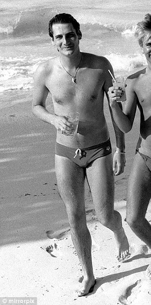 os_rob73's tweet photo. Tony Hadley. 
Vocalista del grupo Spandau Ballet. 
Años 80. https://t.co/jZt6HyNHg6