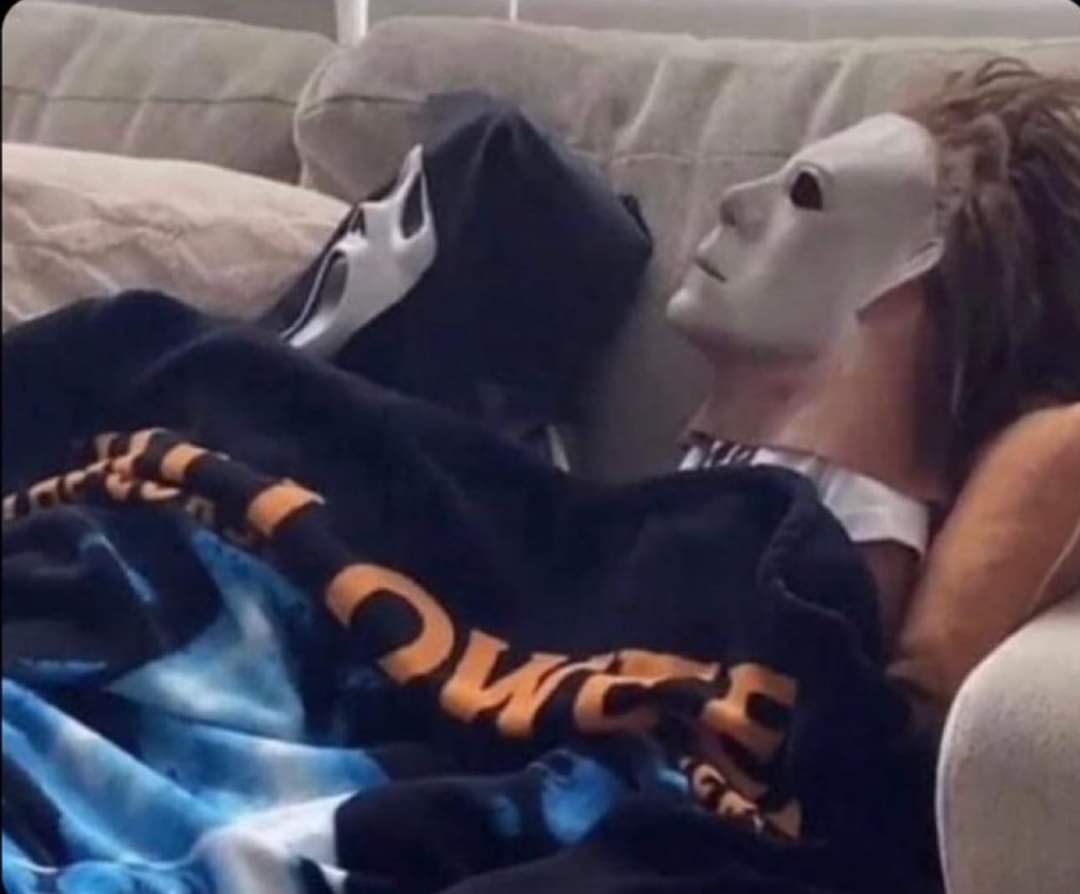 FredoInDaCut995's tweet photo. Could be us watching scary movies all October https://t.co/5mVgvZzQ8F