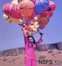 #Bales2023FilmChallenge
#Oct1st:#Balloons(#BalloonsAroundtheWorldDay🎈🎈🎈)
#KajalKiran’s character,takes flight grabbing onto a bunch of #balloons whilst singing #YehLadkaHaiAllah(#playbackSinger,#AshaBhosle)in #HumKisiseKumNaheen(1977)This was #KajalKiran’s #MovieDebut❣️#NSFS👁️